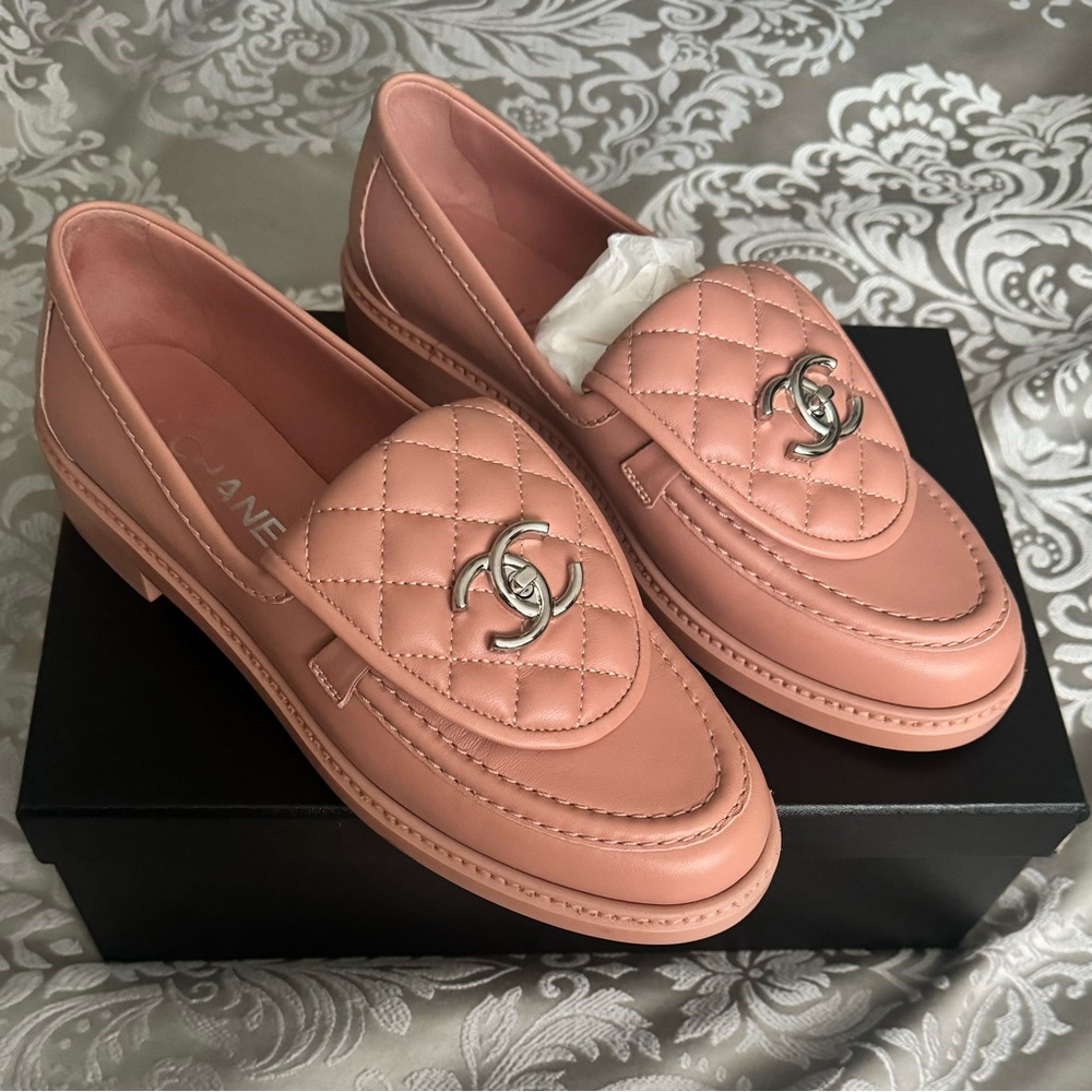 CHANEL Pink Leather Turnlock Loafers size 8.5 US (New in box) - Picture 5 of 15